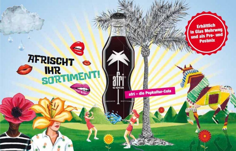 Werbe-Anzeige von afri Cola in einer bunten, gezeichneten Landschaft mit einer Flasche Cola und einer Palme im Zetrum