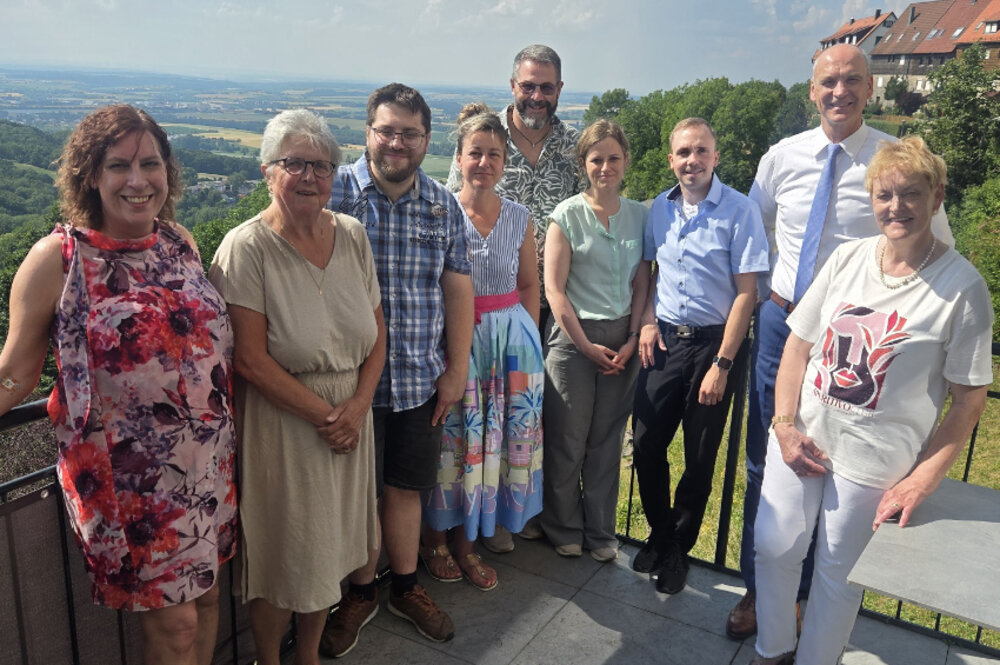 Eine Gruppe Menschen posiert im Freien für ein Foto