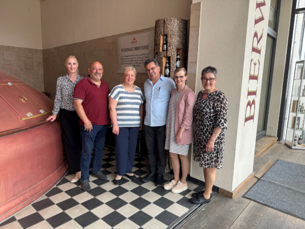 Ein Gruppenfoto mit vier Frauen und zwei Männern in einer Brauerei