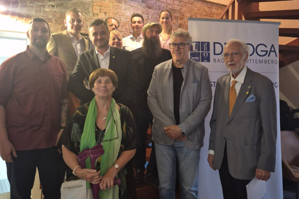 Ein Gruppenfoto von mehreren Menschen vor einem Roll-up des DEHOGA Baden-Württemberg