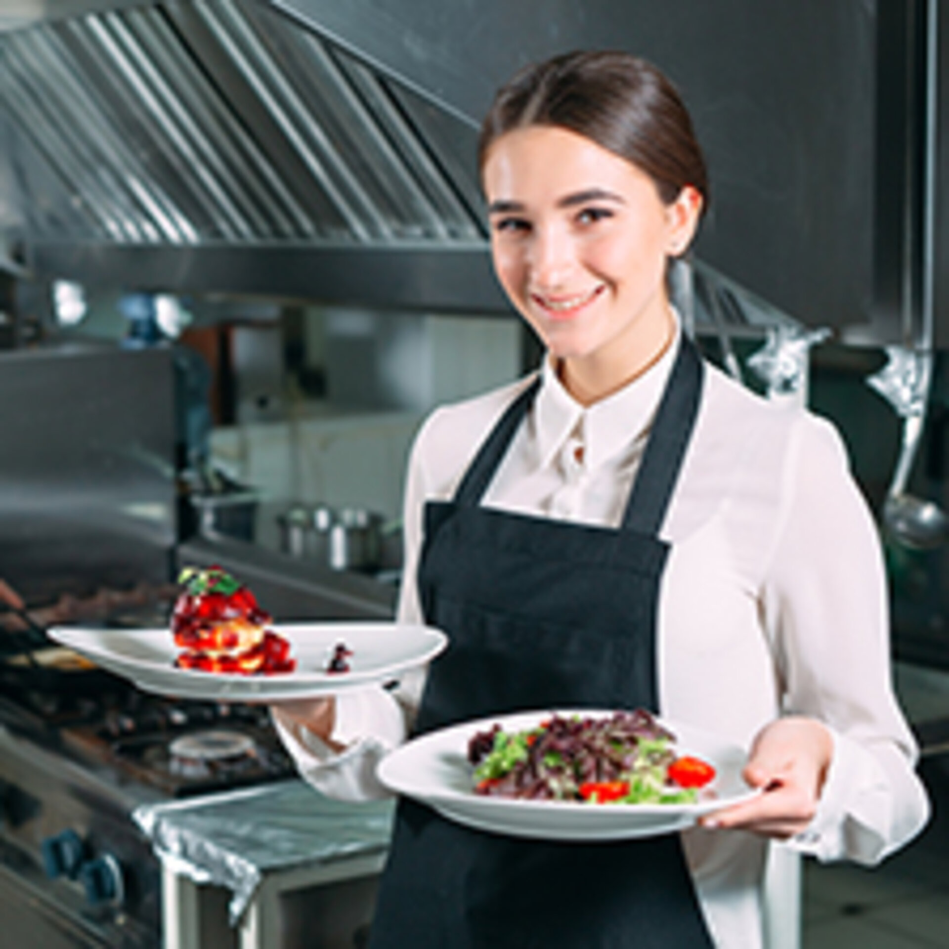 Abbildung einer Frau im Service, die zwei Teller mit Essen in der Hand hält