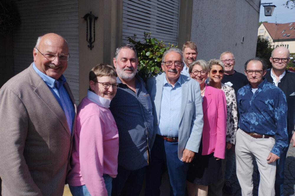 Gruppenfoto von zehn Menschen im Freien.