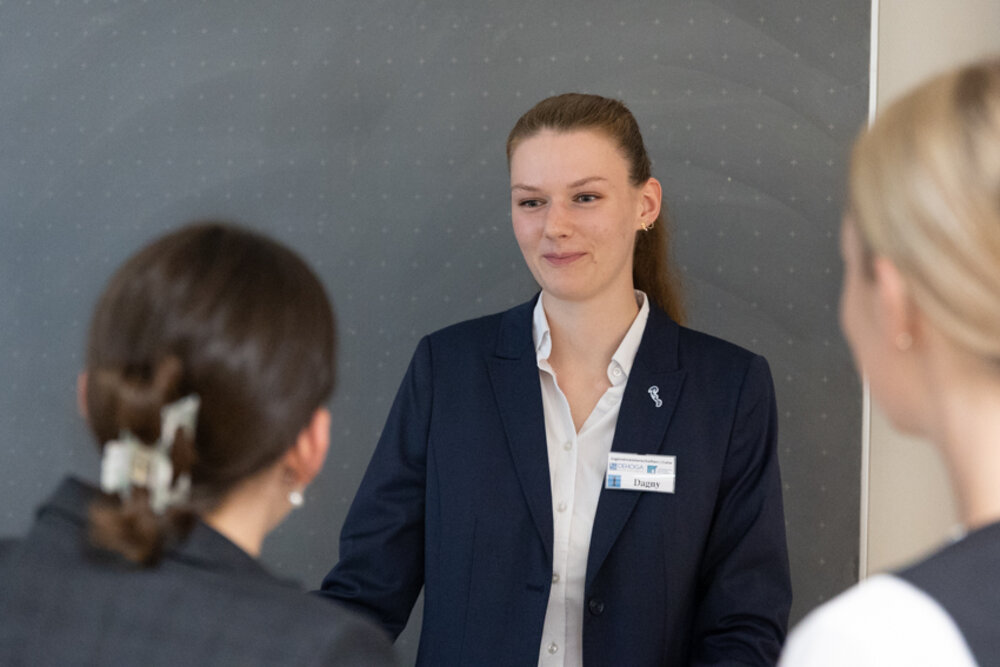 Drei junge Frauen an einer Rezeption