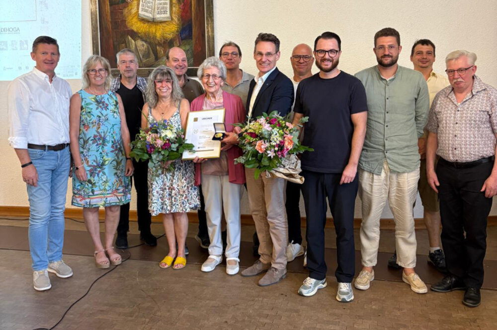 Ein Gruppenfoto mit vielen lächelnden Menschen