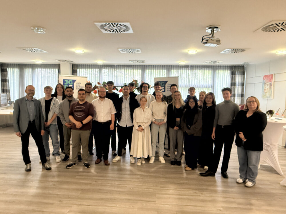 Ein Gruppenfoto, aufgenommen in einem hellen Raum
