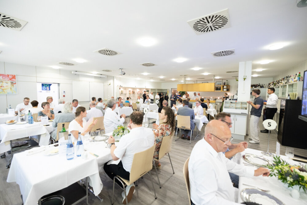 Blick in einen großen Speisesaal mit vielen Gästen