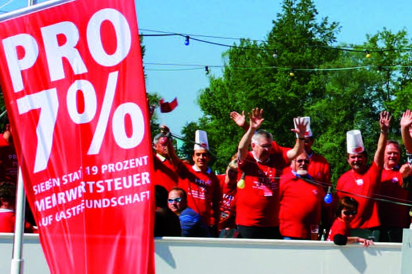 Foto von mehreren Personen auf einem Schiff in roten T-shirts mit der Aufschrift "Pro7%"