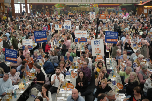 Abbildung der Menge im Festzelt Beim Benz auf dem DEHOGA-Frühlingsfest