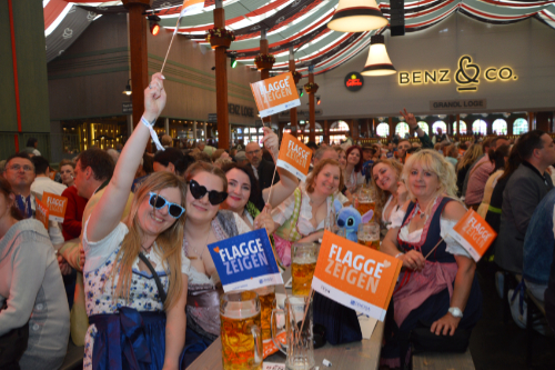Abbildung mehrerer junger Frauen mit DEHOGA-Fähnchen im Festzelt Beim Benz auf dem DEHOGA-Frühlingsfest