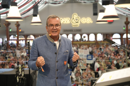 Abbildung von Fritz Engelhardt auf der Bühne am Rednerpult auf dem DEHOGA-Frühlingsfest